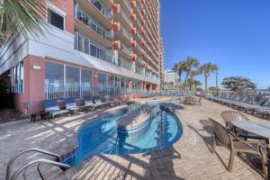 una piscina frente a un edificio en 1604 N Ocean Blvd, 0703 - Ocean Front Sleeps 6 en Myrtle Beach