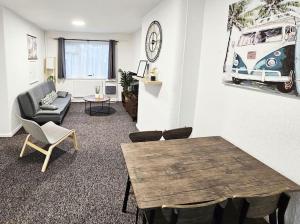 ein Wohnzimmer mit einem Tisch und einem Sofa in der Unterkunft Swinton, Manchester (2) in Manchester