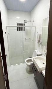 uma casa de banho com um chuveiro, um WC e um lavatório. em Casa de Campo Sol & Luz em Campina Grande do Sul