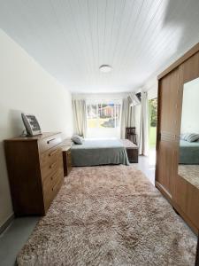 um quarto com uma cama e um telefone em Casa de Campo Sol & Luz em Campina Grande do Sul