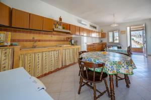 cocina con mesa, sillas y mesa en Casa Luciano, en Granelli