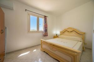 1 dormitorio con cama y ventana en Casa Luciano, en Granelli