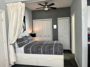 a bedroom with a bed and a ceiling fan at Ocean Dream in Miami Beach