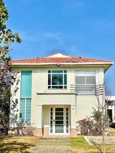 Casa blanca con techo rojo en Villa En La Playa Cartagena #1, en Cartagena de Indias