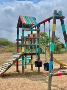 Zona de juegos infantil en Villa En La Playa Cartagena #1