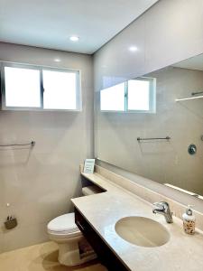 y baño con lavabo, aseo y espejo. en Villa En La Playa Cartagena #1, en Cartagena de Indias