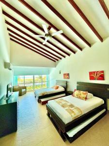 1 dormitorio con 2 camas y ventilador de techo en Villa En La Playa Cartagena #1, en Cartagena de Indias