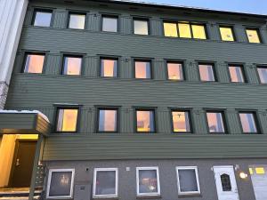 un bâtiment avec de nombreuses fenêtres sur son côté dans l'établissement Bispegata 5 - Studio Apartment hotel, à Tromsø