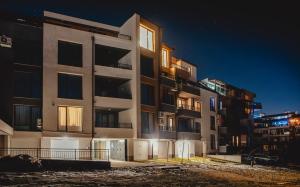 apartamentowiec w nocy z włączonymi światłami w obiekcie Elegant Living Apartment 2 w mieście Sofia