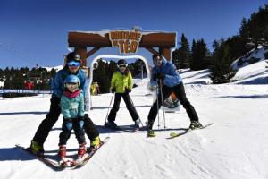 um grupo de pessoas em esquis na neve em Le Flocon-Studio cabine-Balcon 4-6 Pers à 100m des pistes em Chamrousse