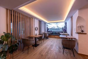 TV a/nebo společenská místnost v ubytování Hotel AlpinaRos