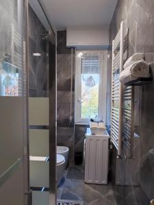 bagno con lavandino, servizi igienici e finestra di Appartamento Milano, Bovisa Politecnico, Dergano metropolitana, Wifi - Garden a Milano