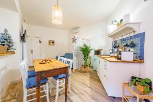 a kitchen and dining room with a wooden table and chairs at La Dalia in Grottaferrata