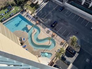 una vista aérea de una piscina en un aparcamiento en 74th Ave N, 1443-44 - Ocean View Sleeps 8 en Myrtle Beach
