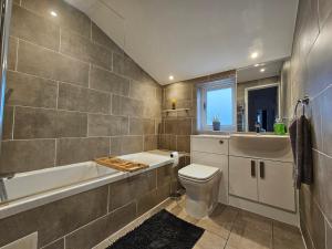 Koupelna v ubytování MAGICAL HARRY POTTER THEMED HOME IN WATFORD - FREE off-street PARKING + 31 fotografií