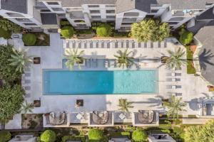 uma vista panorâmica de um hotel com piscina em The Natural Mirage near Rice Village! em Houston