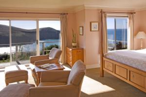 Schlafzimmer mit einem Bett und Meerblick in der Unterkunft SCP Mendocino Coast Lodge in Albion