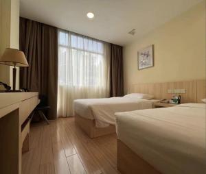 Rúm í herbergi á Guangdong Baiyun City Hotel