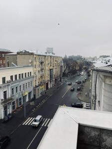 vistas a una calle de la ciudad con coches en la carretera en Sumskaya street, en Járkov