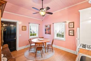 ein Esszimmer mit einem Tisch und Stühlen sowie einem Deckenventilator in der Unterkunft Kent Cottage at Ivy Cottages in Crozet