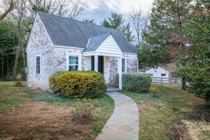 ein Backsteinhaus mit einem Gameradach in der Unterkunft Kent Cottage at Ivy Cottages in Crozet