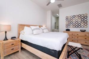 um quarto com uma cama grande e mobiliário em madeira em Luxury at River Market em Little Rock