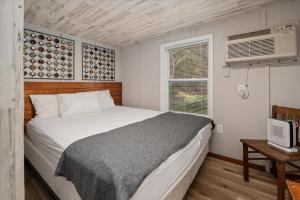 Postel nebo postele na pokoji v ubytování Beach Bum West-O Cabins + 37 fotografií