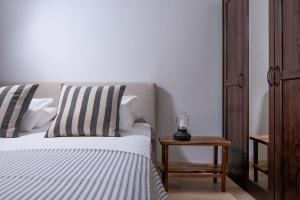 Un dormitorio con una cama y una mesa con una lámpara. en Aristis apartment, en Heraclión 2 fotos más