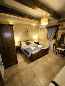 a bedroom with a bed in a room with a piano at Il figolla b&b in Xagħra
