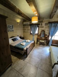 a bedroom with a bed with towels on it at Il figolla b&b in Xagħra