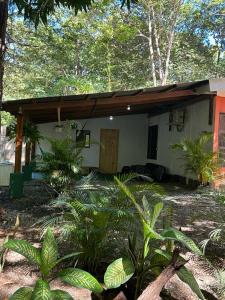 Una pequeña casa con un porche con en Aldo’s place #2, en Playa Negra