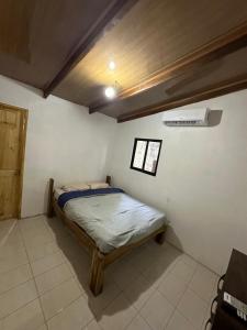 Aldo’s place #2 في Playa Negra: غرفة نوم صغيرة مع سرير في غرفة