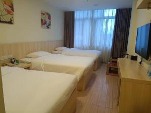 Rúm í herbergi á Guangdong Baiyun City Hotel