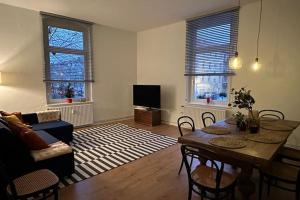a living room with a table and a tv at Wohnung im Herzen Braunschweigs in Braunschweig