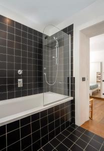 La salle de bains est pourvue d'une baignoire et d'une douche. dans l'établissement Casa Zara Sorrento City Center, à Sorrente