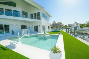 een zwembad voor een huis bij Island Life Villa in Holmes Beach