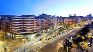 eine Stadt mit einer Straße mit Autos und Gebäuden in der Unterkunft Hotel Viladomat in Barcelona