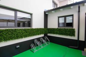 uma casa com um piso verde e três cadeiras em Loft madrid em Leão