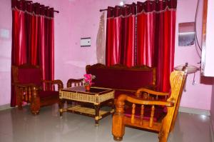 Ein Sitzbereich in der Unterkunft Bhaskar villas homestays