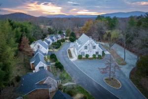 una vista aérea de una casa en el bosque en Somerset Cottage at Ivy Cottages, en Crozet