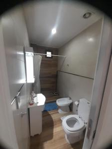 een kleine badkamer met een toilet en een wastafel bij Super Departamento amplio y luminoso con cochera in Lanús