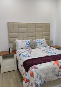 een slaapkamer met een bed met een groot hoofdeinde bij Sebs Chalet in Hartbeespoort