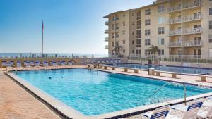 ニュー・スマーナ・ビーチにあるTop Floor Ocean and Pool Views located on No-Drive Beach with 2 Complex Poolsの建物の前の大きなプール