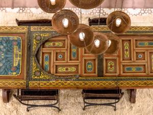 マラケシュにあるDar Tafantantの木製テーブル