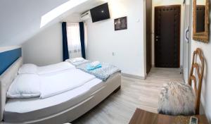 Rúm í herbergi á Guest House Ćiro
