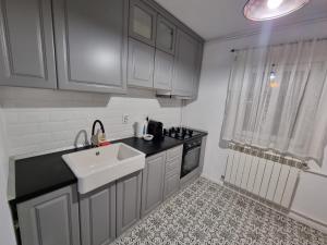 Cuina o zona de cuina de Great Apartment 1-st floor in the Bucharest City