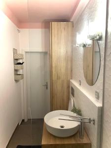 Et badeværelse på Central apartment great for couples or small families
