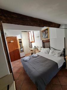 1 dormitorio con 1 cama grande y 2 toallas. en Locanda Ca' Formosa en Venecia