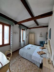 sypialnia z łóżkiem, stołem i krzesłami w obiekcie Locanda Ca' Formosa w Wenecji