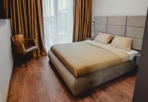 索非亞的住宿－Elegant Living Apartment 1，卧室配有床、椅子和窗户。